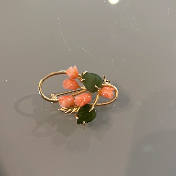 Jade and Coral pin - Picture 3 of 4